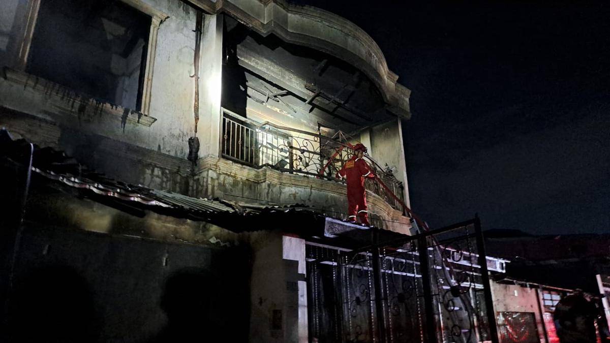 Rumah di Kecamatan Tallo, Makassar, terbakar akibat tawuran antar kelompok warga. (Dok. Istimewa)