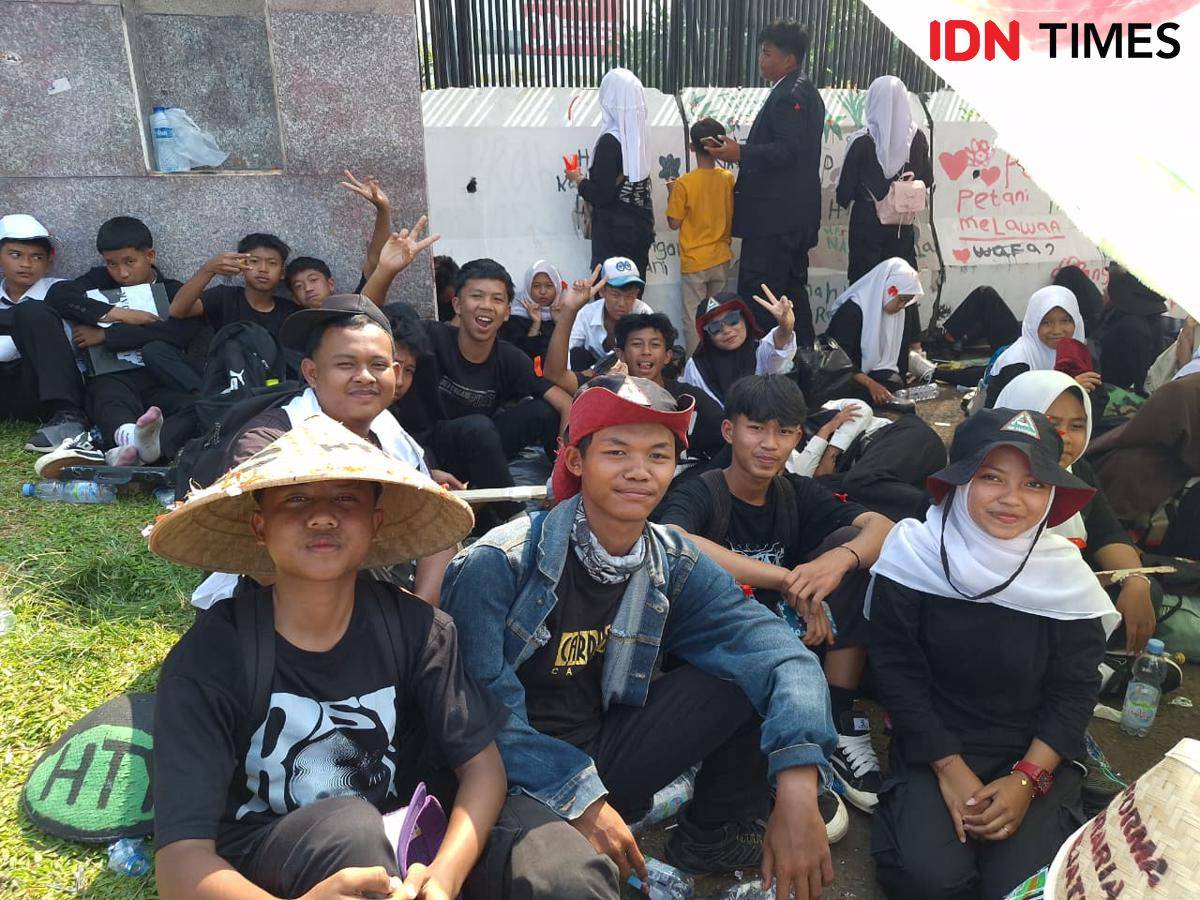 Sejumlah siswa Sekolah Pasawahan, Ciamis, mengikuti Aksi Buruh Tani di depan Gedung DPR RI, pada Rabu (24/9/2025).