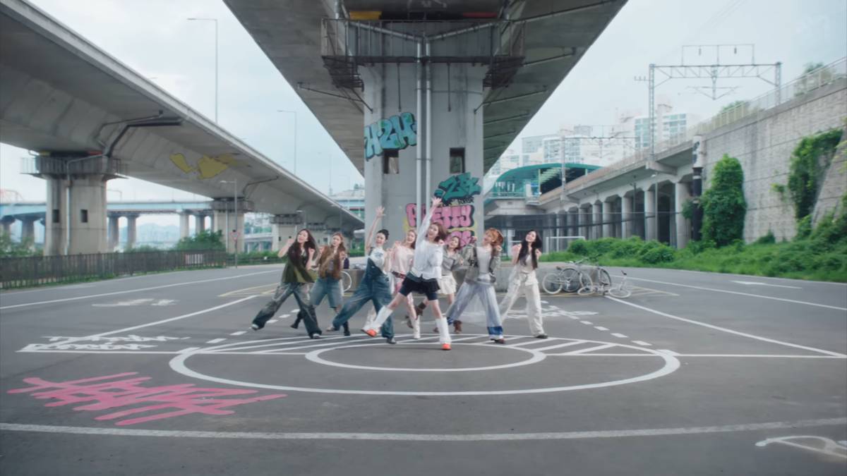 Tangkapan Layar MV "Pretty Please"
