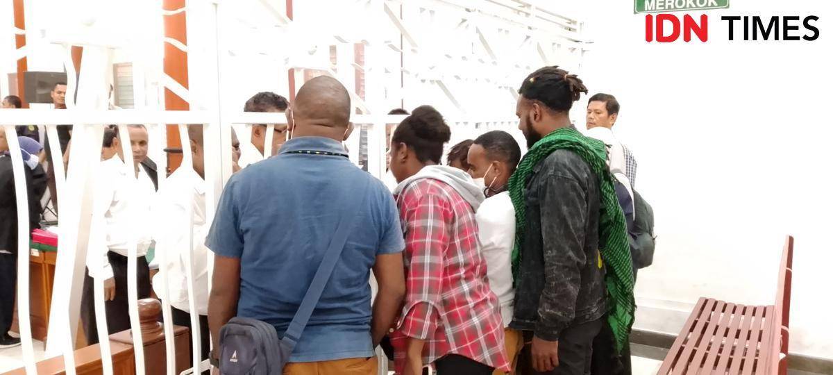 Empat terdakwa anggota Negara Federasi Republik Papua Barat (NFRPB) yang terjerat kasus makar jalani sidang di PN Makassar, Senin (15/9/2025). IDN Times/Darsil Yahya