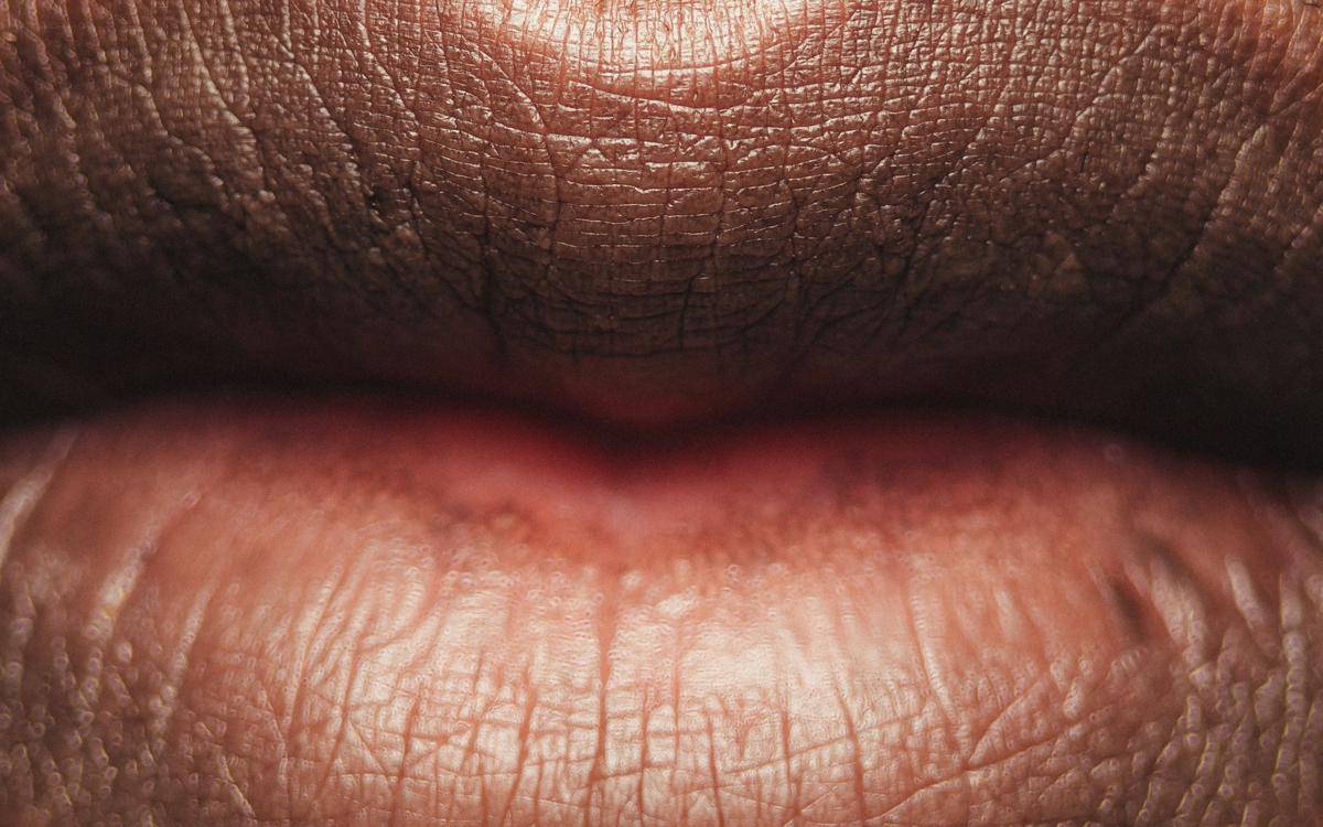Gambar close up bibir seseorang.