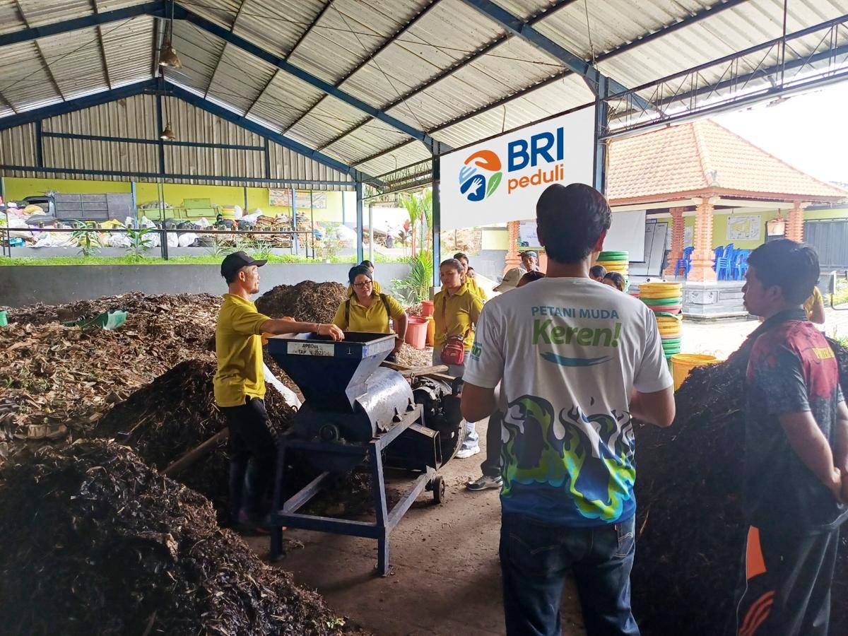 Warga mengolah pupuk kompos. (Dok.BRI)