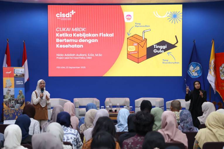 Potret Nida Adzillah Auliani ketika memaparkan materinya di Function Hall Lantai 8, Learning Center FEB UGM, Selasa (23/9/2025). (ugm.ac.id)