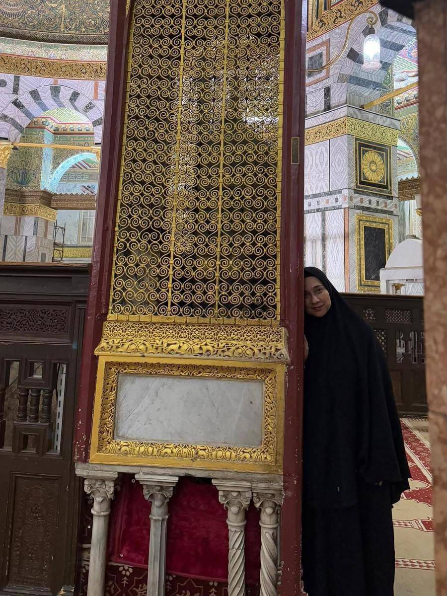 Shahnaz Haque di Masjid Al-Aqsa