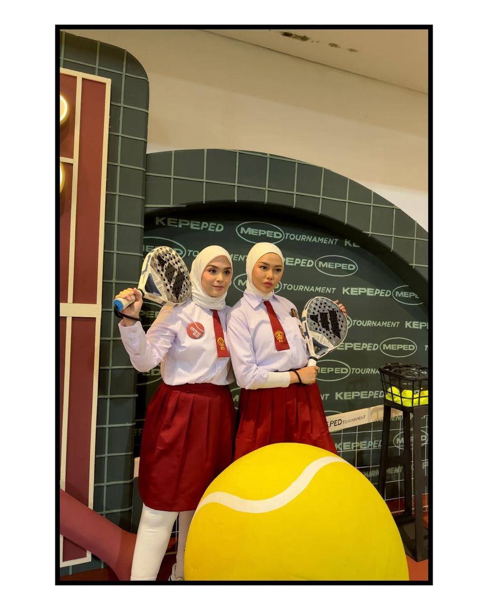 Vebby Palwinta dan Dara Arafah main padel pakai seragam SD