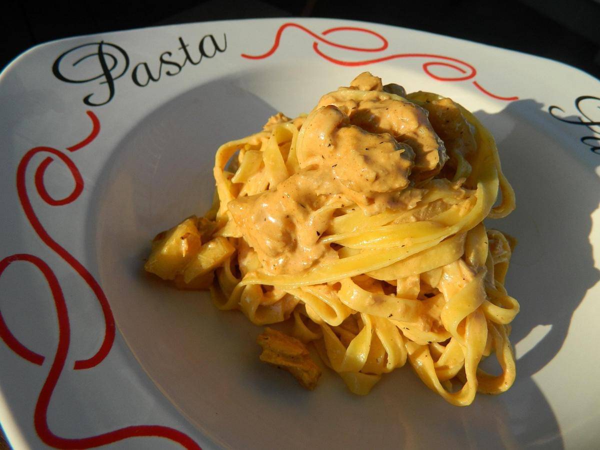 ilustrasi fettuccine tuna saus pedas
