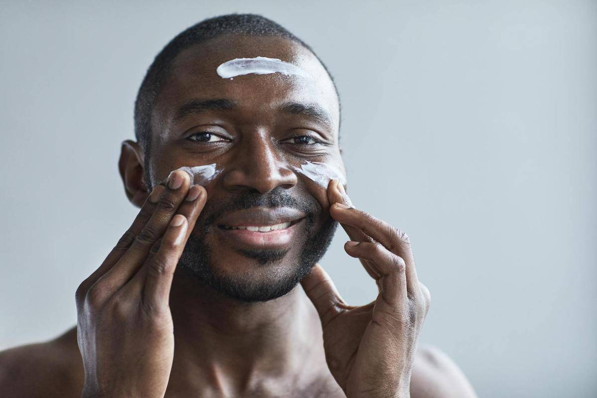 ilustrasi pria memakai sunscreen (pexels.com/August de Richelieu)