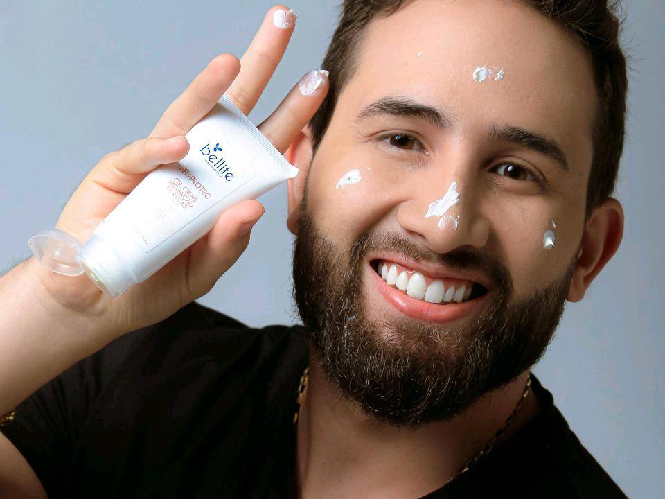 ilustrasi pria memakai sunscreen (pexels.com/pedro fuadro)