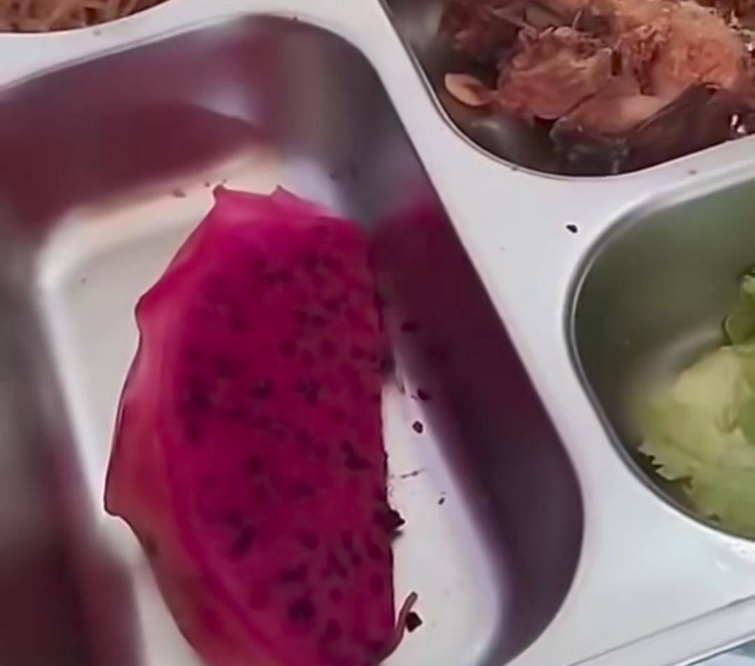 Menu MBG di SDN 42 Kota Lubuk Linggau yang ditemukan ulat. (Dok. Istimewa)