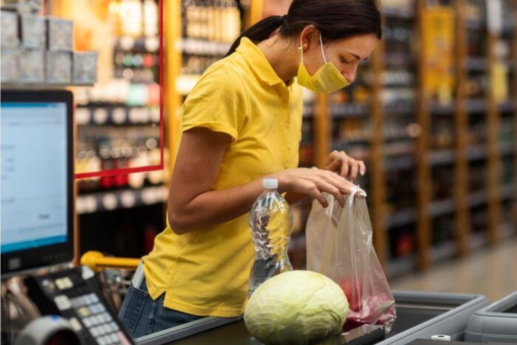 Meneliti Barang Yang Akan Dibeli Di Supermarket (freepik.com/freepik) 