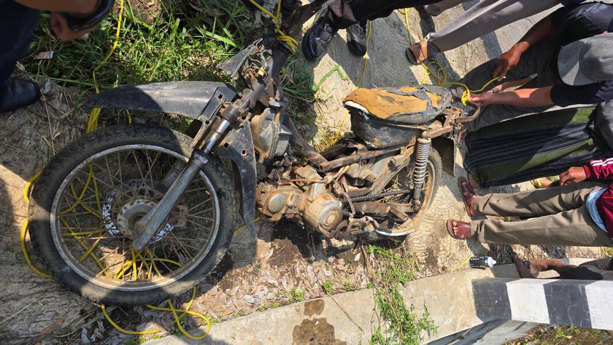 Evakuasi kendaraan korban kecelakaan di Desa Wiyurejo, Kecamatan Pujon, Kabupaten Malang. (Dok. Humas Polres Batu)