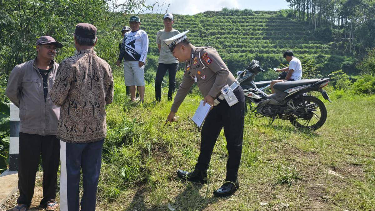 Olah TKP kecelakaan di Desa Wiyurejo, Kecamatan Pujon, Kabupaten Malang. (Dok. Humas Polres Batu)