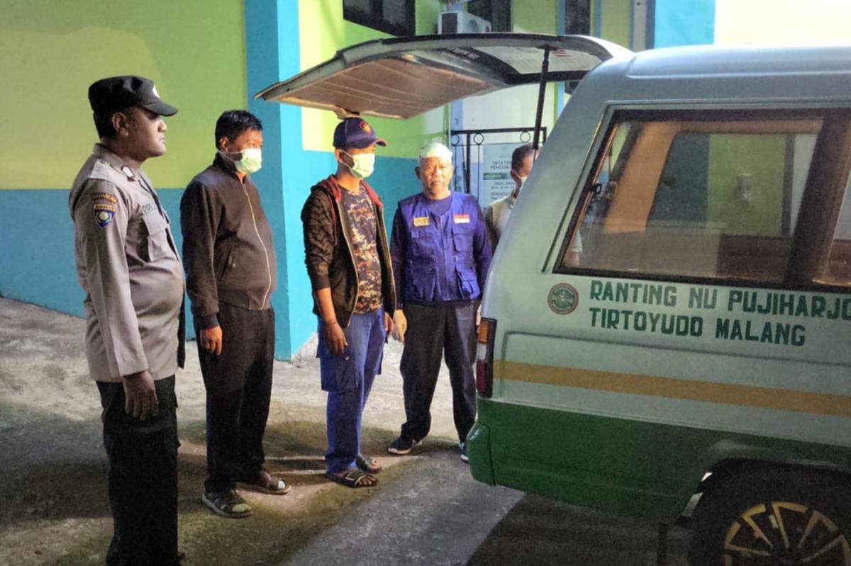 Evakuasi korban tenggelam di Desa Pujiharjo, Kecamatan Tirtoyudo, Kabupaten Malang. (Dok. Polsek Tirtoyudo)