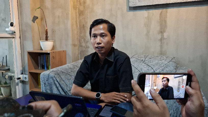 Kuasa hukum pelapor, Agusman Hidayat, saat jumpa pers Rabu (24/9/2025) Foto IDN Times / Darsil Yahya 