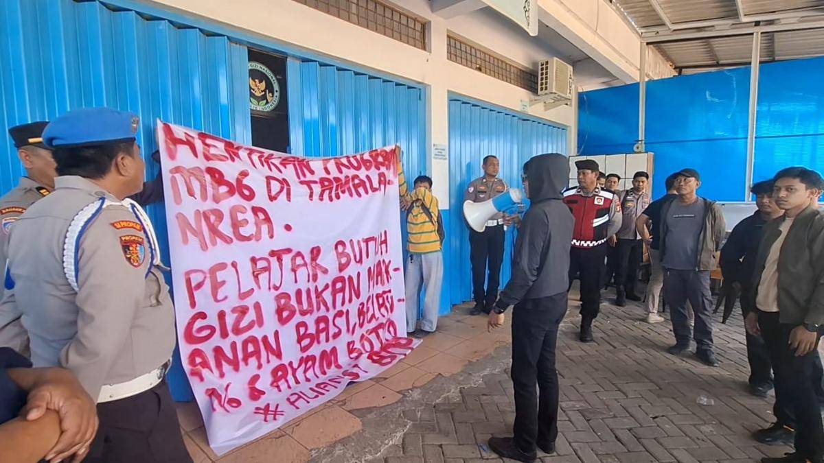Protes makanan tak layak konsumsi, Aliansi Masyarakat BTP Demo di SPPG Buntusu Tamalanrea, Kamis (25/9/2025).