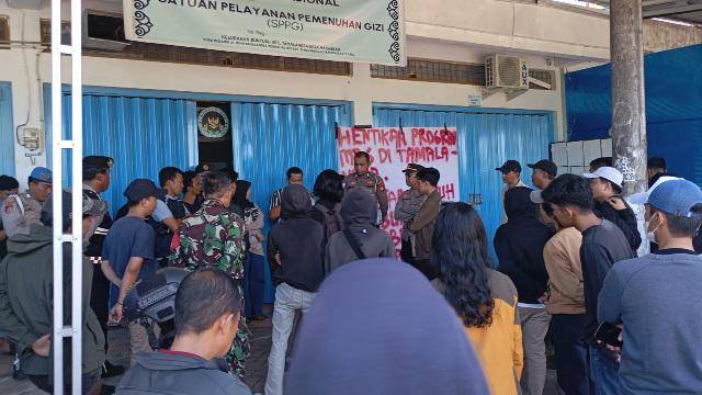 Protes makanan tak layak konsumsi, Aliansi Masyarakat BTP Demo di SPPG Buntusu Tamalanrea, Kamis (25/9/2025).