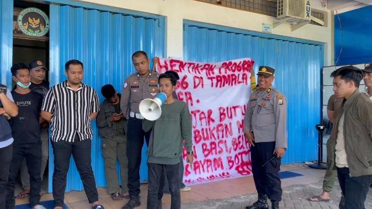 Protes makanan tak layak konsumsi, Aliansi Masyarakat BTP Demo di SPPG Buntusu Tamalanrea, Kamis (25/9/2025)/Istimewa