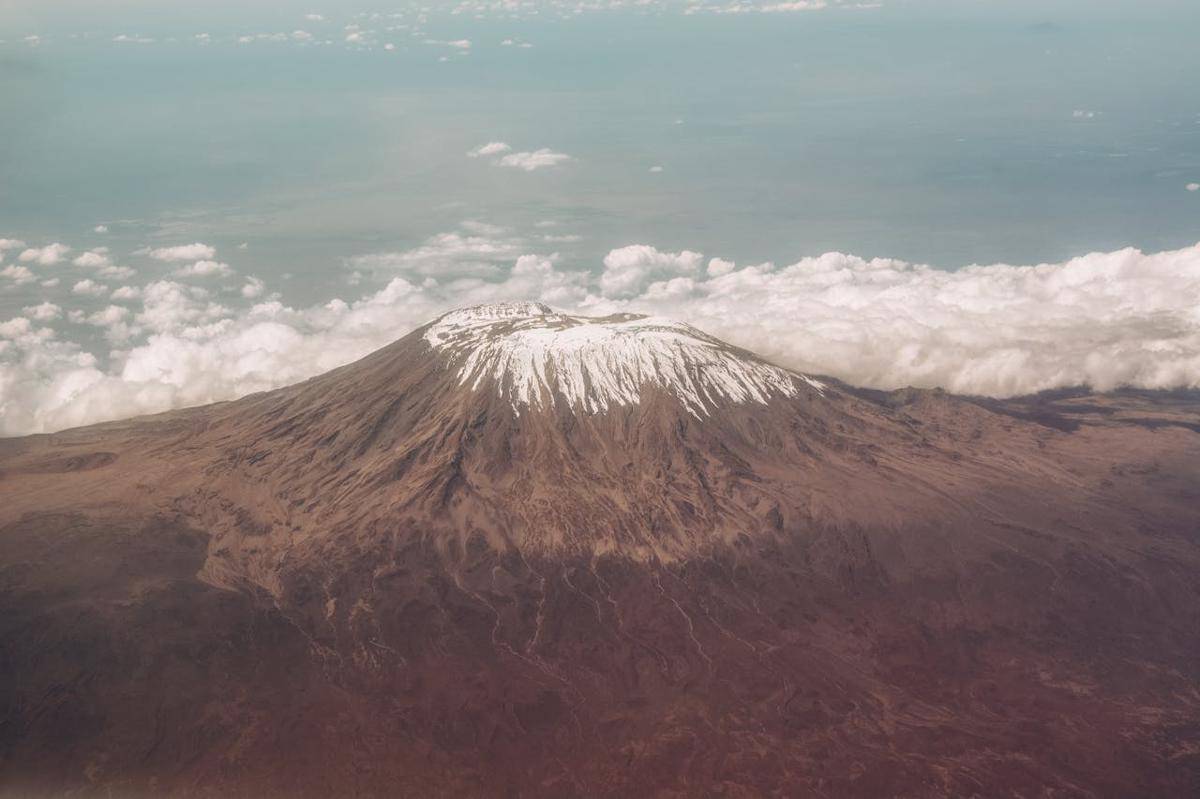 Puncak Gunung Kilimanjaro yang tertutup salju