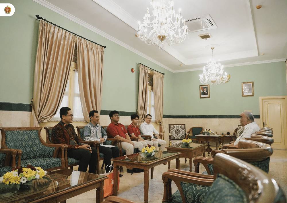 Potret KGPAA Paku Alam X bersama siswa berprestasi SMA Kesatuan Bangsa 
