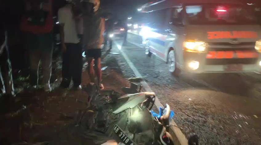 Dua kecelakaan motor terjadi di ruas jalan Geneng - Ngawi dalam satu jam. IDN Times/Riyanto.