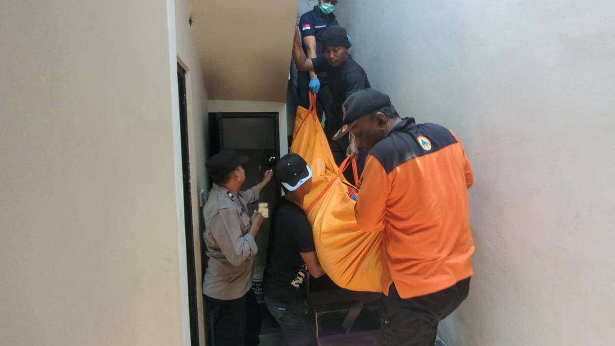 Surya Adi Saputra (26), warga Desa Sareng, Kecamatan Geger Madiun tewas tersengat listrik di lantai 2 saat pasang besi cor. IDN Times/Riyanto.