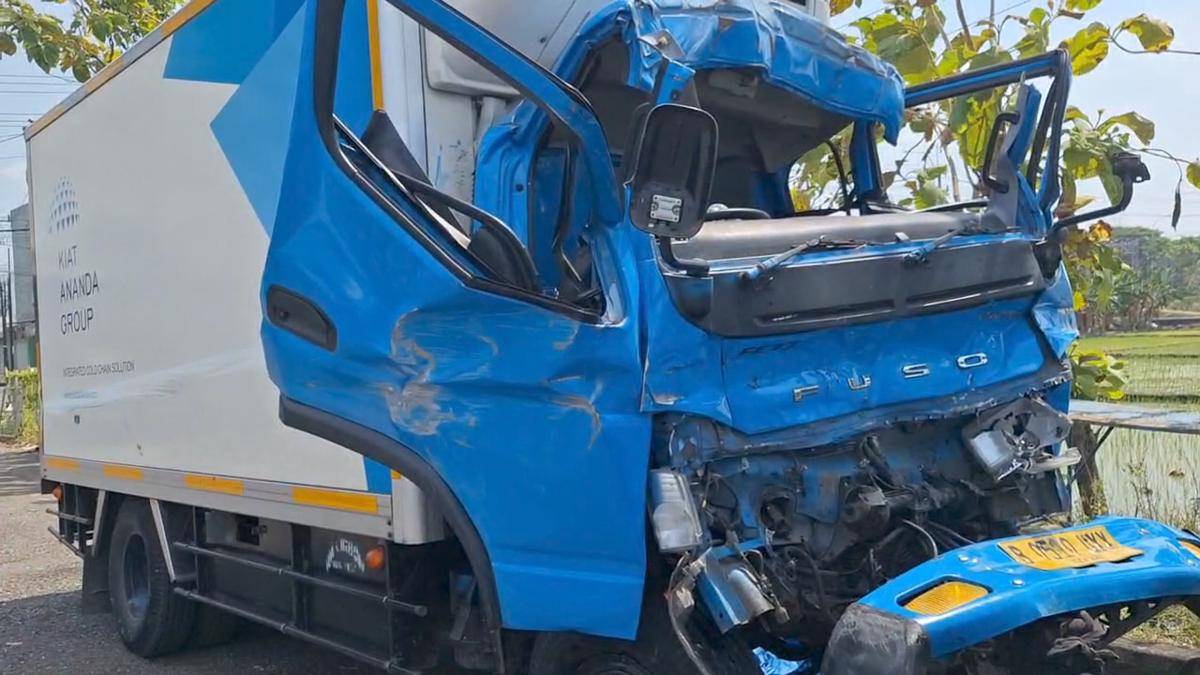 Tabrak belakang truks di ruas tol Ngawi, pengemudi ekspedisi tewas terjepit. IDN Times