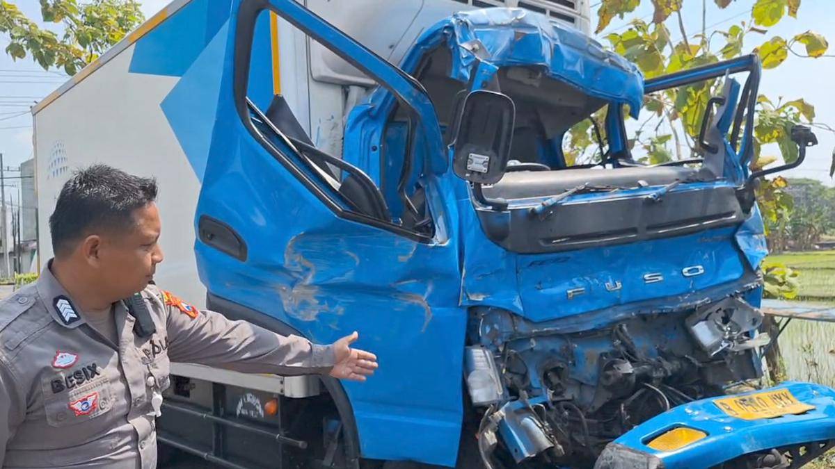 Tabrak bokong truk di ruas tol Ngawi, pengemudi truk ekspedisi tewas. ID. T