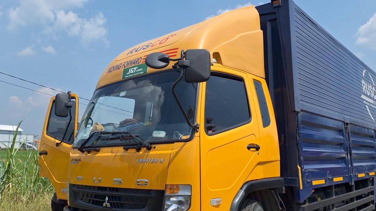 Tabrak belakang truks di ruas tol Ngawi, pengemudi ekspedisi tewas terjepit. IDN Times