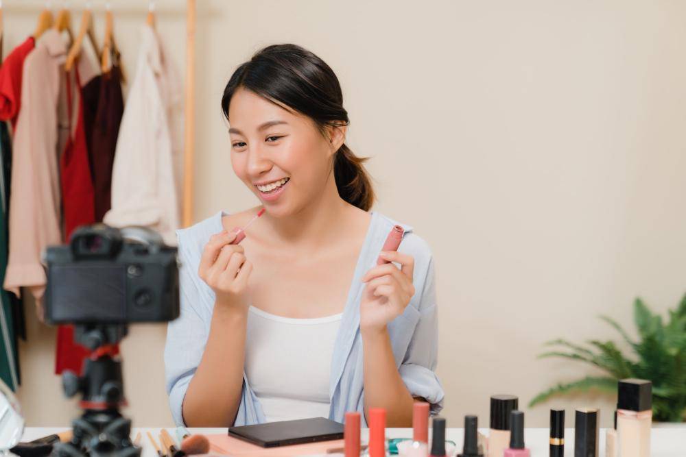 ilustrasi jualan produk kecantikan online (freepik.com/tirachardz)