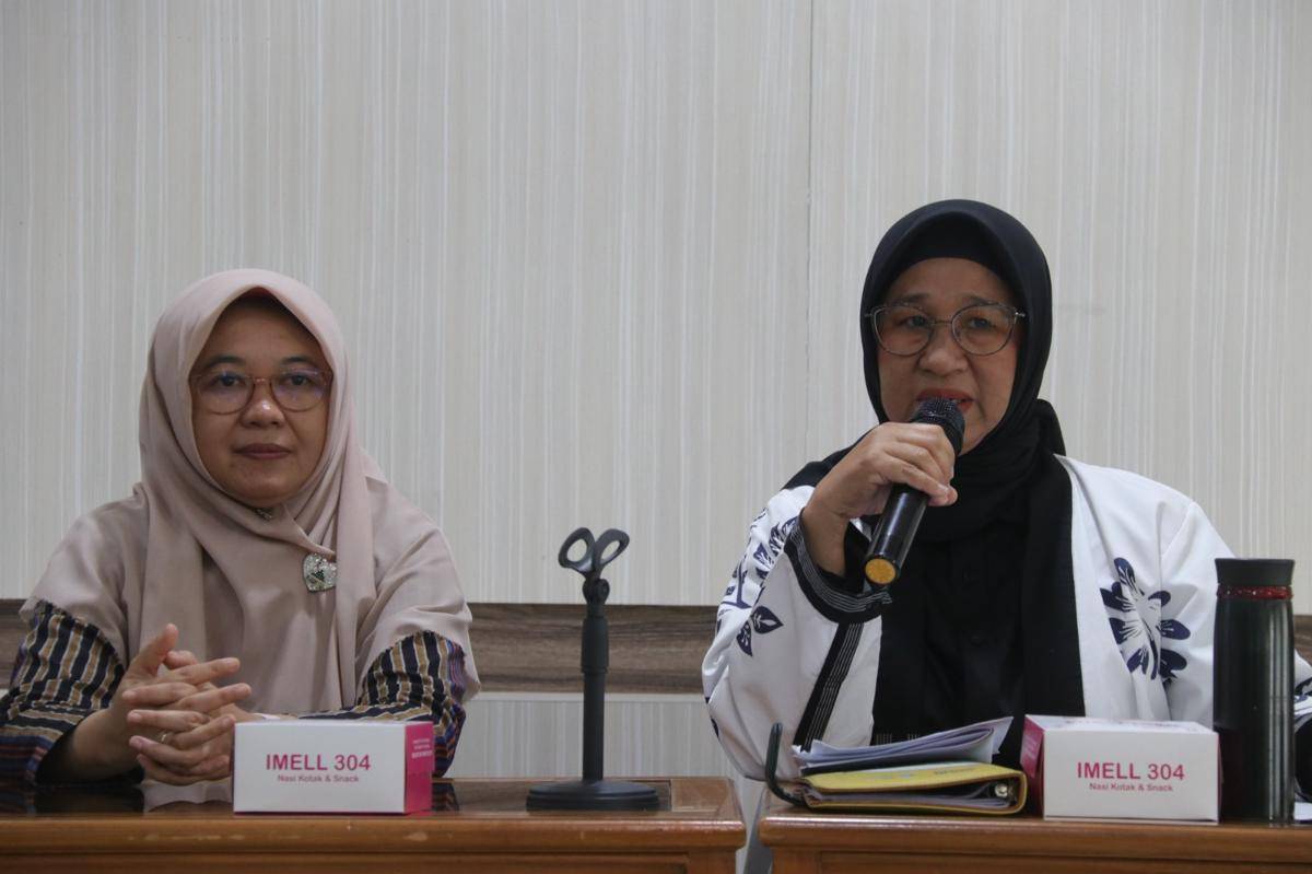 Wakil Ketua TP PKK Kota Yogyakarta, Siti Hafsah saat bersama Kepala Seksi Pencegahan dan Pengendalian Penyakit Tidak Menular dan Kesehatan Jiwa Bidang P2P, Dinas Kesehatan Kota Yogyakarta, dr. Iva Kusdyarini. (dok. Pemkot Yogyakarta)
