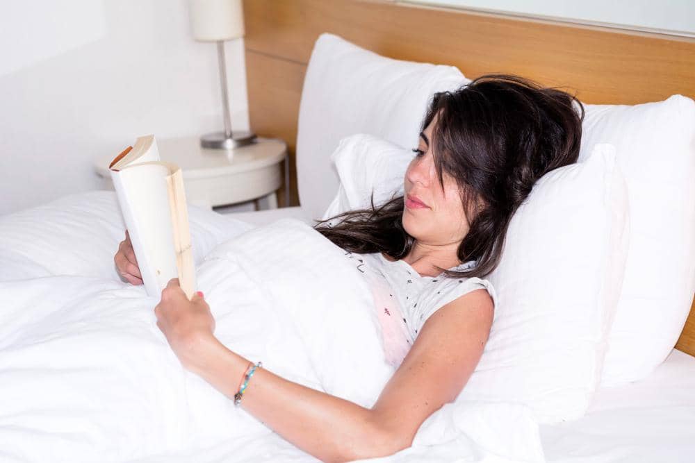 ilustrasi perempuan membaca