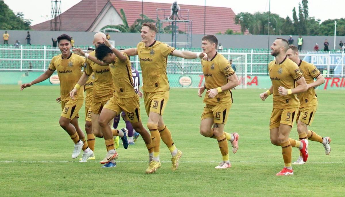 Pesepak bola Bhayangkara Lampung FC Dendy Sulistyawan (ketiga kiri) bersama rekan satu timnya berseleberasi usai mencetak gol pada pertandingan BRI Super League di Stadion Sumpah Pemuda, Bandar Lampung, Lampung, Jumat (19/9/2025). (ANTARA FOTO/Ardiansyah/YU)