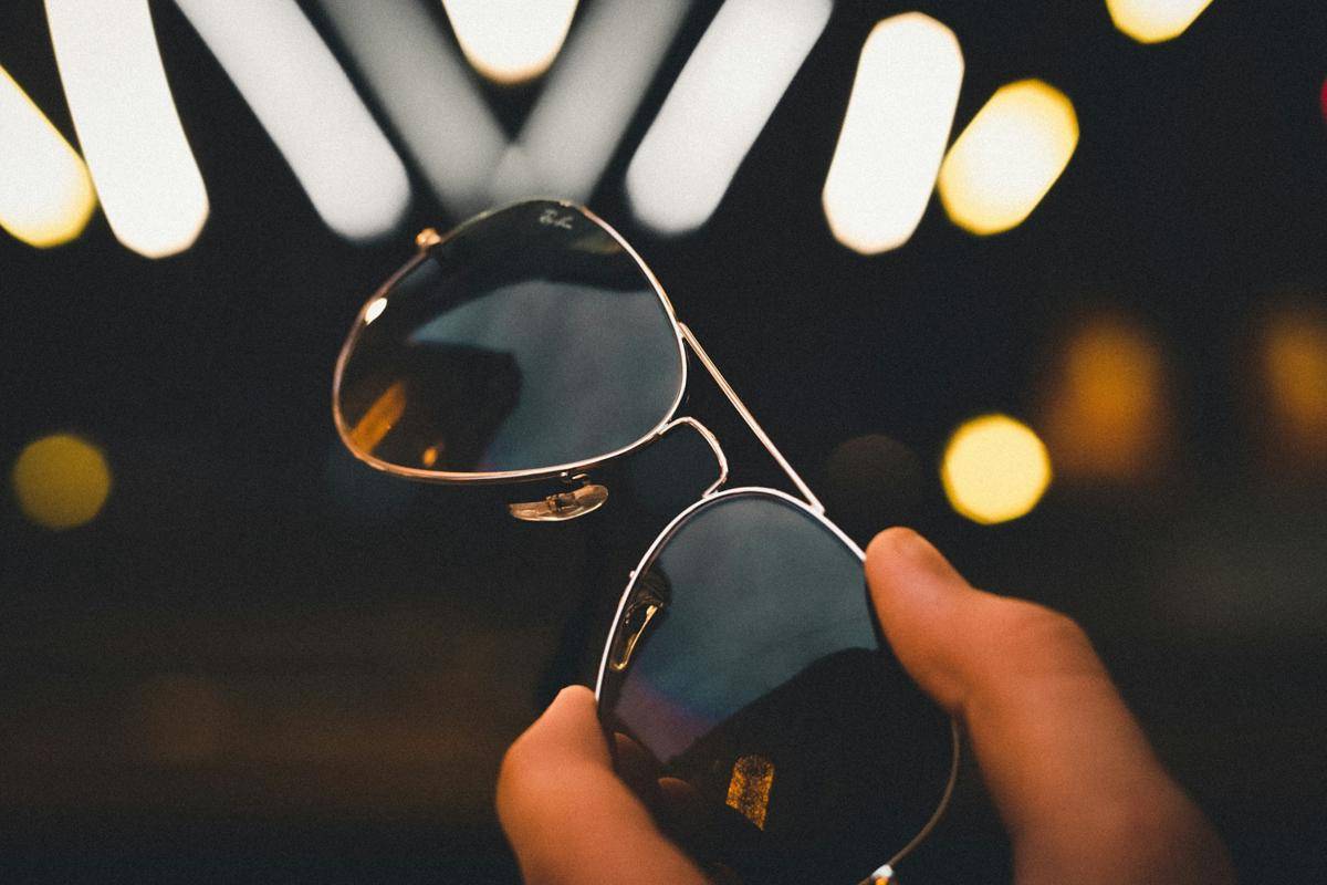 ilustrasi kacamata aviator (unsplash.com/Ashkan)