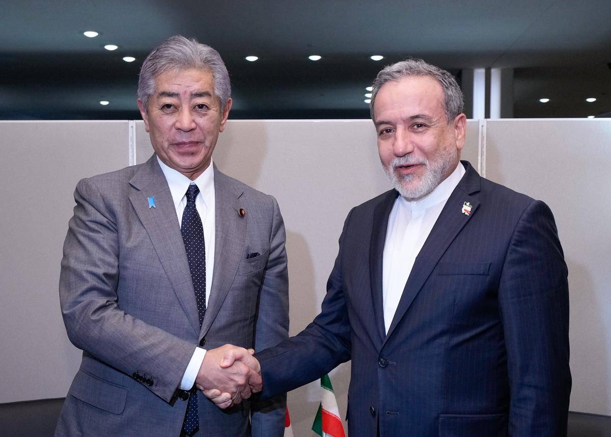 Menteri Luar Negeri Jepang Takeshi Iwaya bertemu dengan Menteri Luar Negeri Iran Abbas Aragchi (kanan) di sela-sela Sidang Majelis Umum ke-80 PBB di New York, AS, pada Selasa (23/9/2025). (x.com/MofaJapan_en)