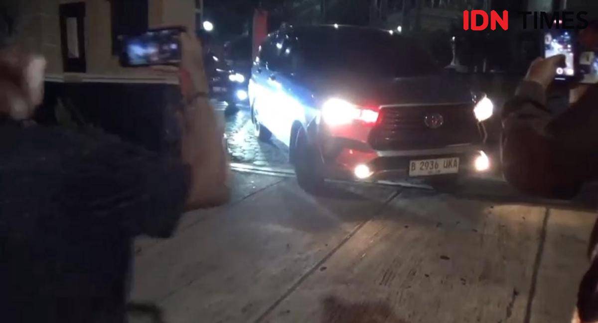 Mobil yang keluar dari kediaman eks Bupati Pesawaran, Dendi Romadhona. (IDN Times/Muhaimin)