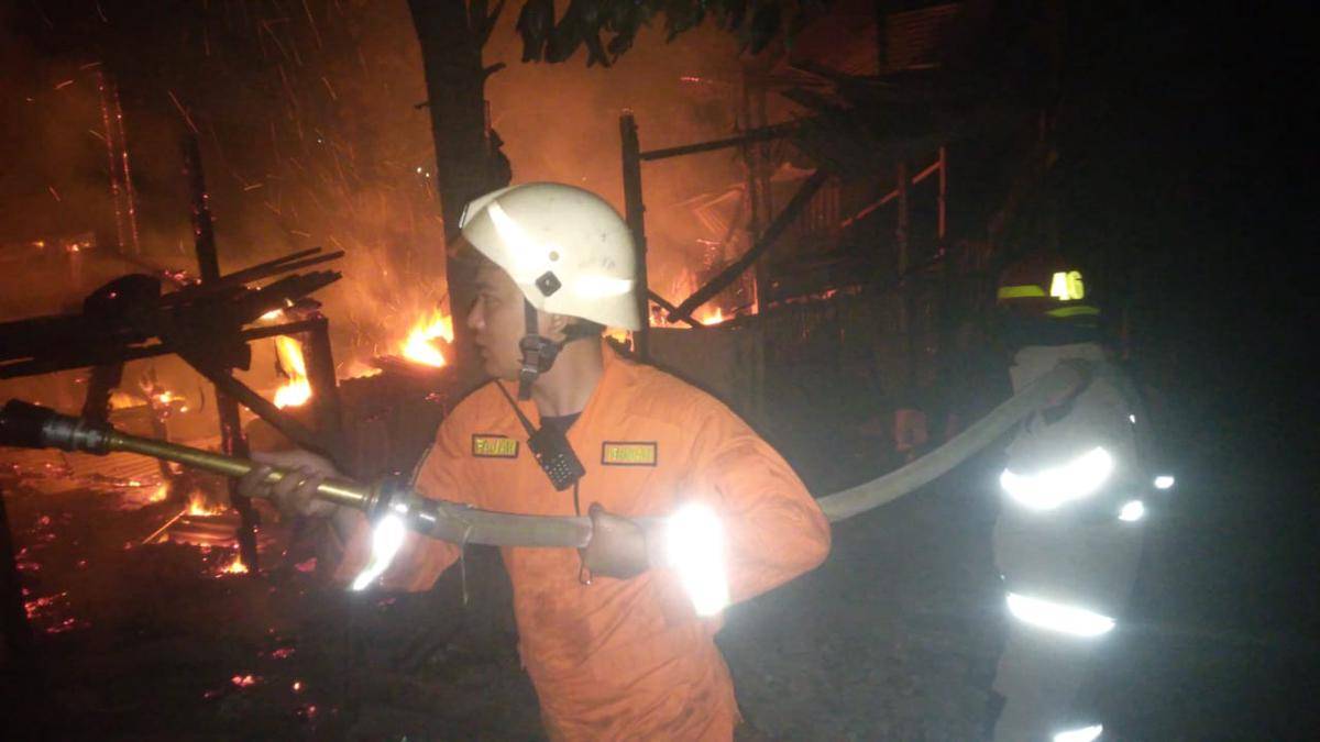 Damkarmat Bandar Lampung saat memadamkan api. (IDN Times/DamkarBalam)