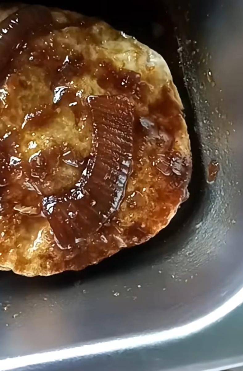 Telor MBG yang terdapat larva. (IDN Times/istimewa)