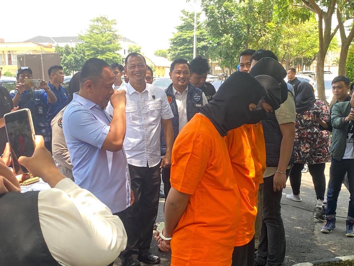 Empat tersangka love scamming diamankan Polda Lampung. (IDN Times/Muhaimin)