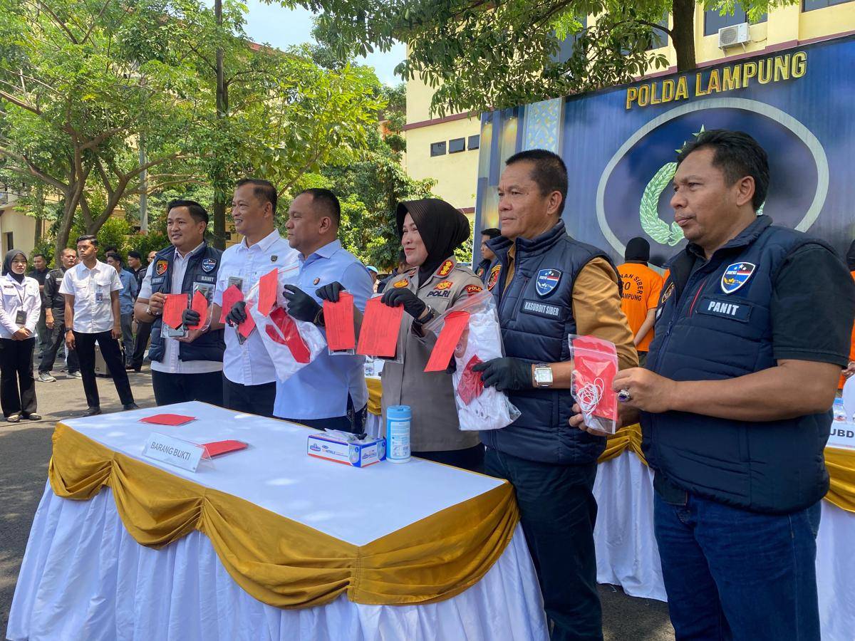 Empat tersangka love scamming diamankan Polda Lampung. (IDN Times/Muhaimin)