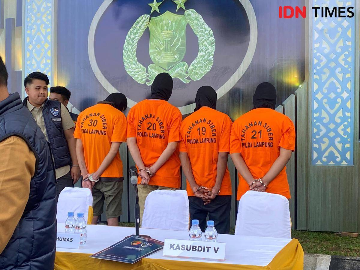 Empat tersangka love scamming diamankan Polda Lampung. (IDN Times/Muhaimin)