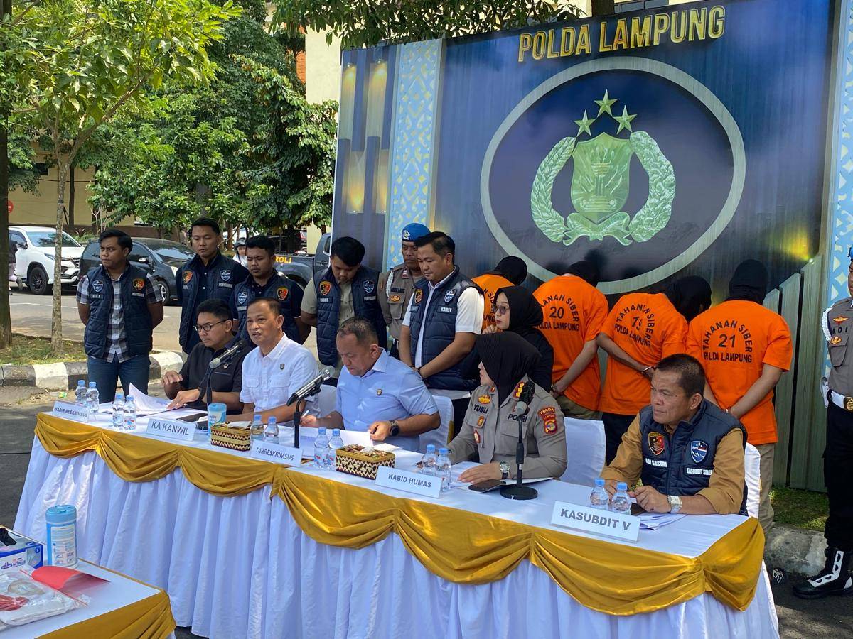 Empat tersangka love scamming diamankan Polda Lampung. (IDN Times/Muhaimin)