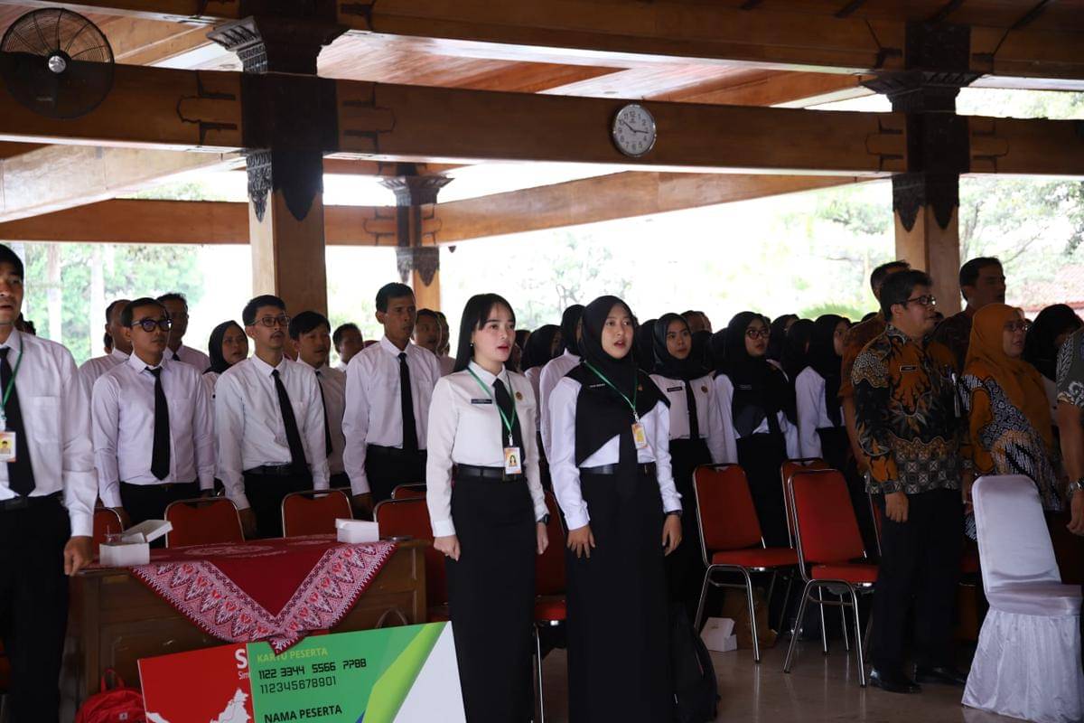 Pemerintah Kabupaten Bantul resmi menyerahkan Surat Keputusan (SK) Pegawai Pemerintah dengan Perjanjian Kerja (PPPK) Tahap II kepada 111 pegawai . (Dok. Diskominfo Bantul)