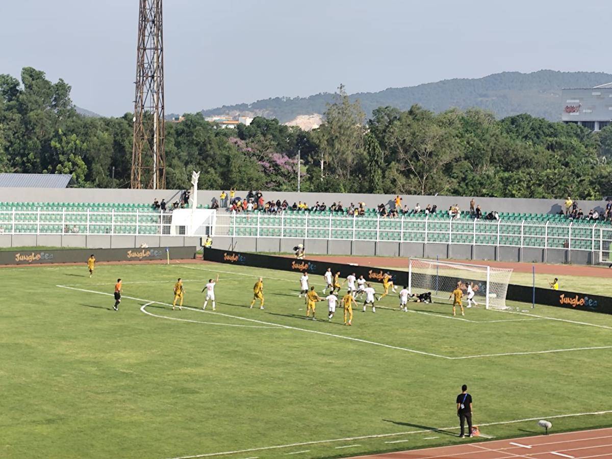 Peluang Ilic saat laga Bhayangkara Presisi Lampung FC vs Malut United. (IDN Times/Muhaimin)
