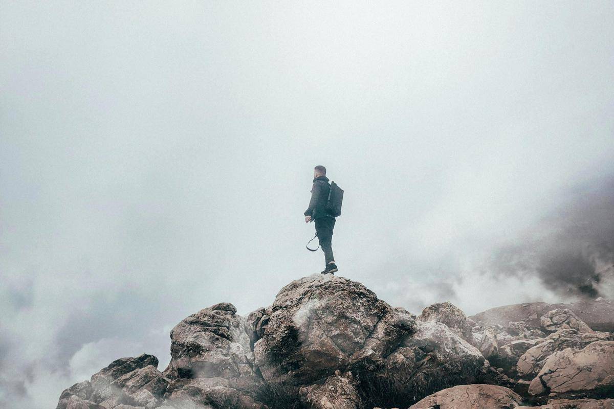 ilustrasi di puncak gunung (pexels.com/Sullaeiman Sallehi)