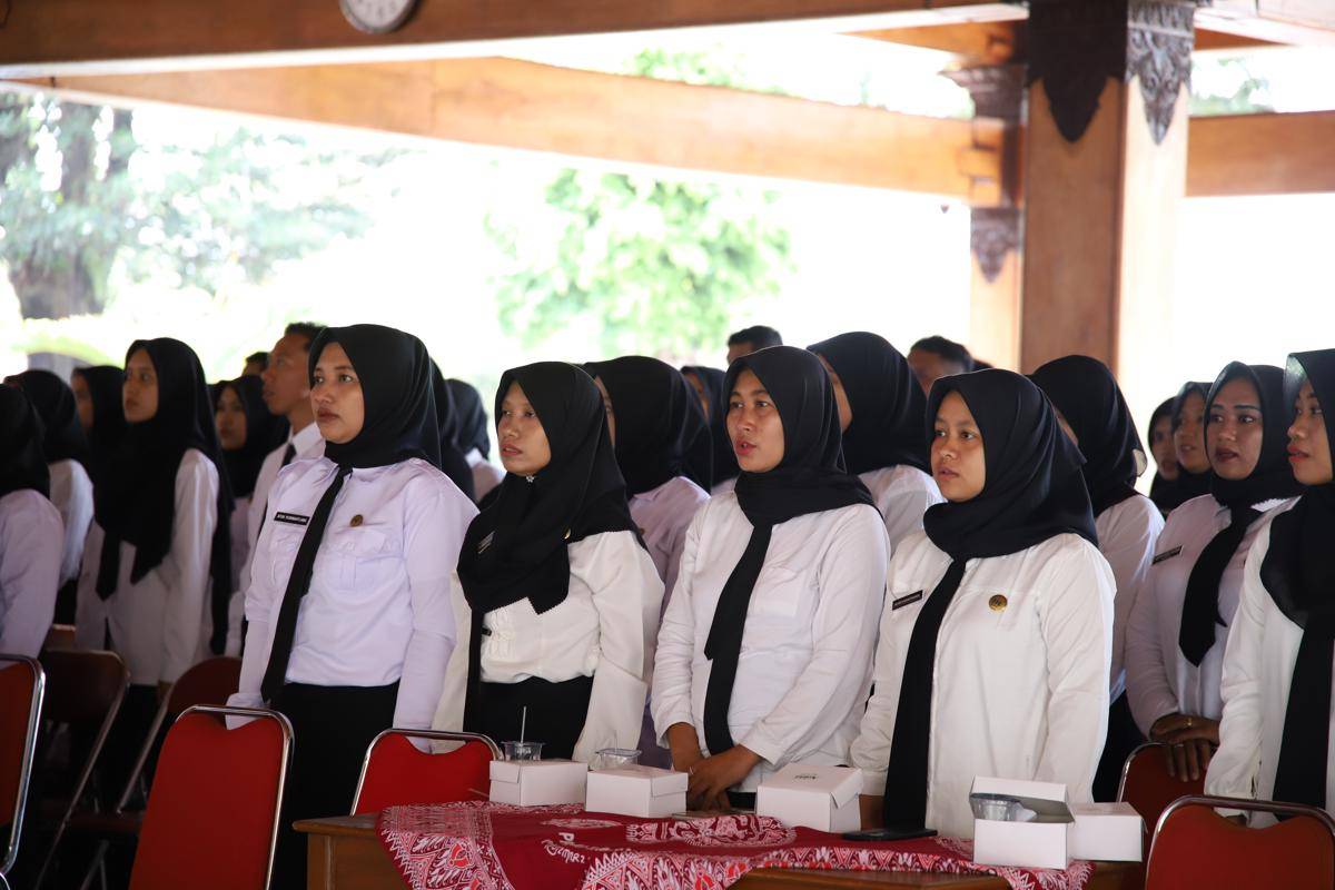 Pemerintah Kabupaten Bantul resmi menyerahkan Surat Keputusan (SK) Pegawai Pemerintah dengan Perjanjian Kerja (PPPK).