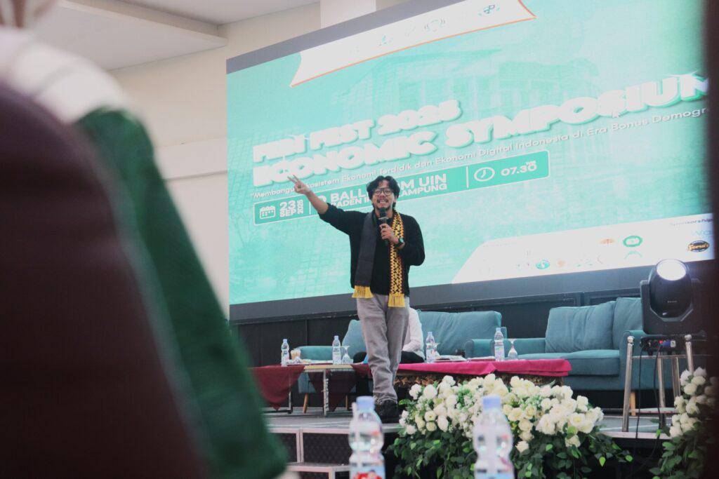 Ferry Irwandi Sebagai Narasumber dalam Acara Economic Symposium dalam rangkaian FEBI Fest 2025 Universitas Islam Negeri (UIN) Raden Intan Lampung (RIL) (Dok.UIN Raden Intan Lampung
