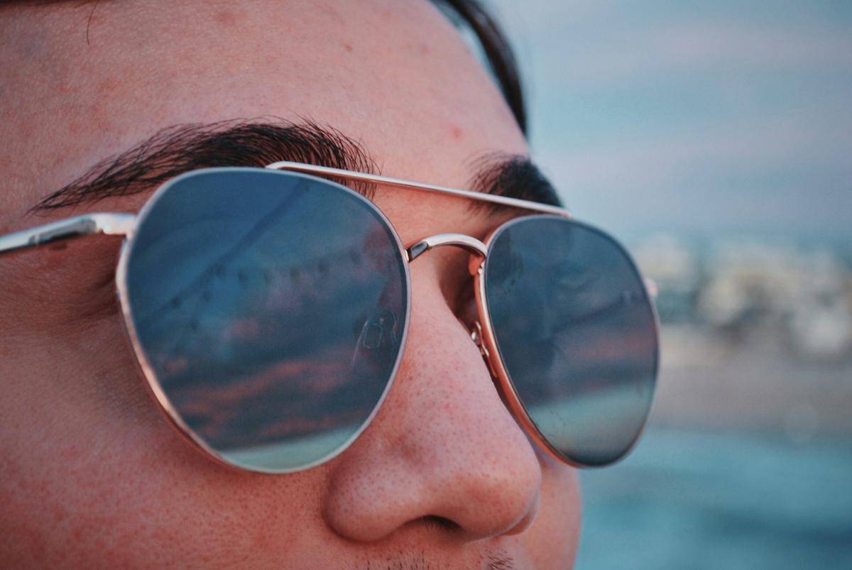 ilustrasi pria dengan kacamata aviator (unsplash.com/Joel Mott)