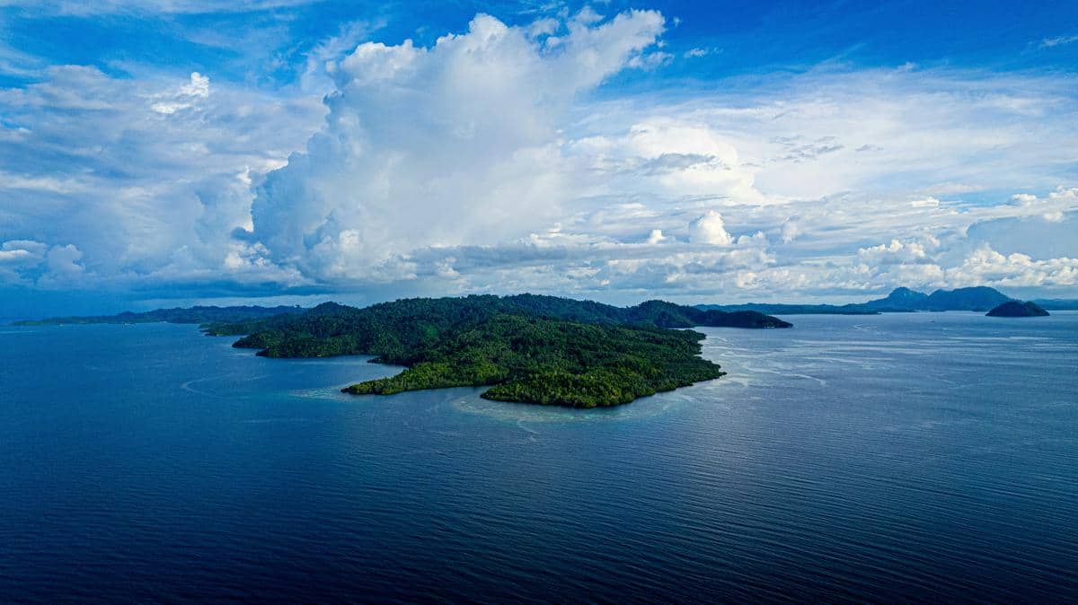 Ilustrasi pulau tropis mirip Pulau Klah (unsplash.com)