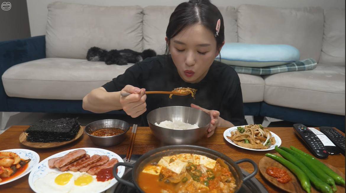 Kreator mukbang, Hamzy (youtube.com/@hamzymukbang)