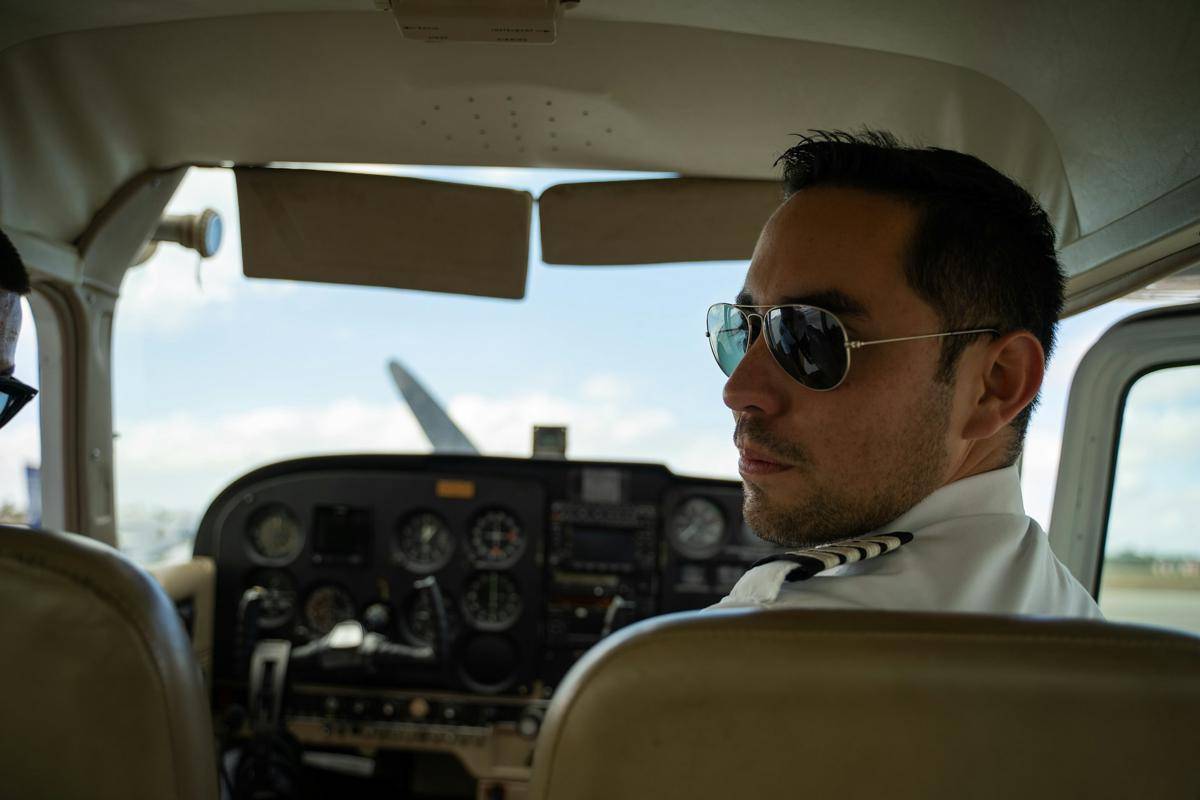 ilustrasi pria dengan kacamata aviator (unsplash.com/Pasqualino Capobianco)